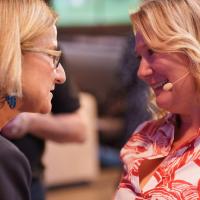 LH Frau Johanna Mikl-Leitner und Pamela Grün bei der Podiumsdiskussion, Fotocredit: Josef Bollwein